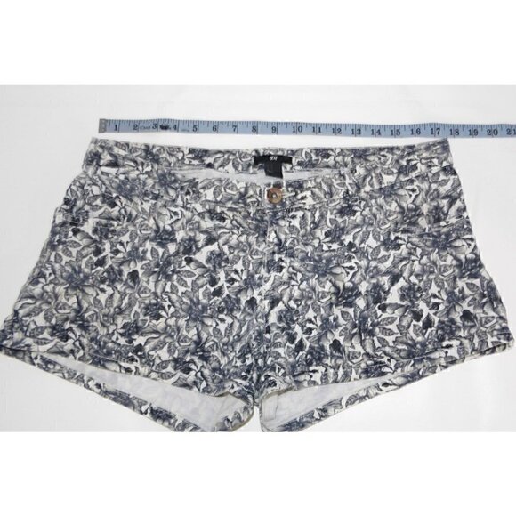 H&M black & white floral print cotton blend shorts woman's size 12 - Picture 2 of 5